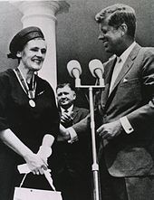 1962: FDA inspector Frances Oldham Kelsey receives an award from President John F. Kennedy for blocking sale of thalidomide in the United States.