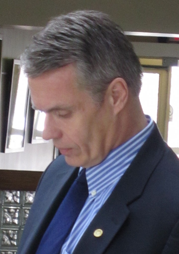 Goldring pensive