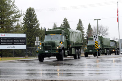 English/Anglais VL2011-0086-5 5 May 2011 Convoys from 2 Battalion, Royal 22e Régiment (2 R22R), set out to assist residents of the Montérégie region of Quebec who are struggling to cope with rising flood waters. Operation LOTUS(E) 1-11 is the Canadian Forces (CF) joint response led by Canada Command and conducted through Joint Task Force East (JTFE) to the floods in Montérégie, Québec. The domestic humanitarian relief mission incorporates Canadian Forces Army, Navy and Air Force assets to deliver much needed assistance to communities affected by these floods. In coordination with the Federal Government of Canada and the Provincial Government of Québec, approximately 500 members from the Land Domestic Task Force, based in Valcartier, along with approximately 100 reservists from the Territorial Battle Group, based in Montreal, are deployed in the affected areas. They are engaged in multiple tasks, including: protection of infrastructure by placing sandbags, assistance in the evacuation of people in the affected areas and the conduct of safety patrols. Photo: Cpl Kate Duggan, Imagery Section, Valcartier Garrison © 2011 DND-MDN Canada Français/French VL2011-0086-5 5 mai 2011 Les convois du 2e Bataillon du Royal 22e Régiment (2 R22R) partent pour aller soutenir les sinistrés de la région de la Montérégie, qui sont aux prises avec des inondations. Lopération LOTUS(E) 1-11 est lintervention interarmées des Forces canadiennes (FC) dirigée par le Commandement Canada et menée par lentremise de la Force opérationnelle interarmées (Est) à la suite des inondations en Montérégie, au Québec. La mission nationale daide humanitaire comprend des éléments de lArmée de terre, de la Marine et de la Force aérienne afin de fournir laide dont on grandement besoin les collectivités touchées par ces inondations. En collaboration avec le gouvernement du Canada et le gouvernement du Québec, quelque 550 membres de la Force opérationnelle terrestre, basée à Valcartier, et environ 1