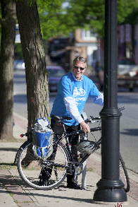 Goldring with bike