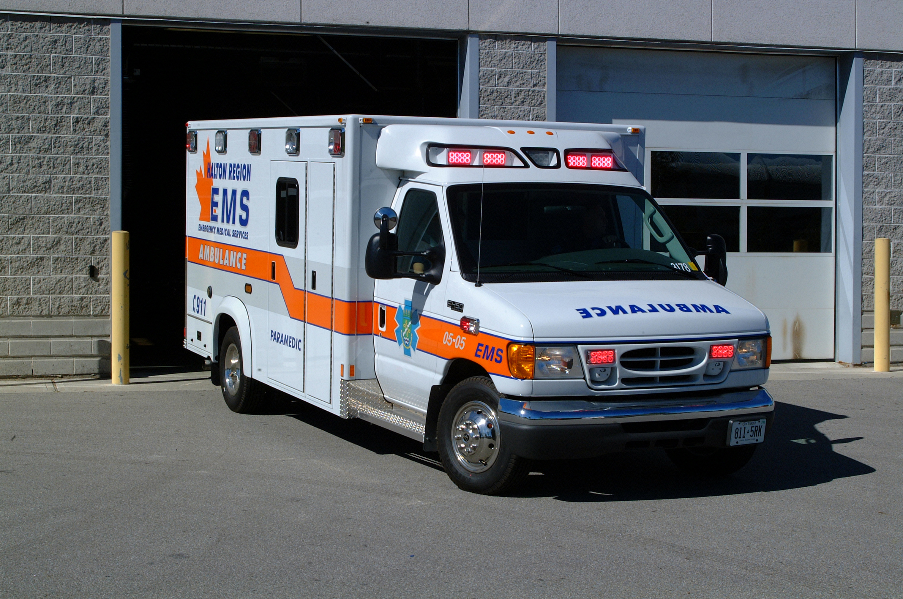 Скорая медицинская помощь в сша. Автомобиль скорой помощи samu. Вызов скорой сша. Счета за медицину в сша. Норматив скорой помощи на вызов.