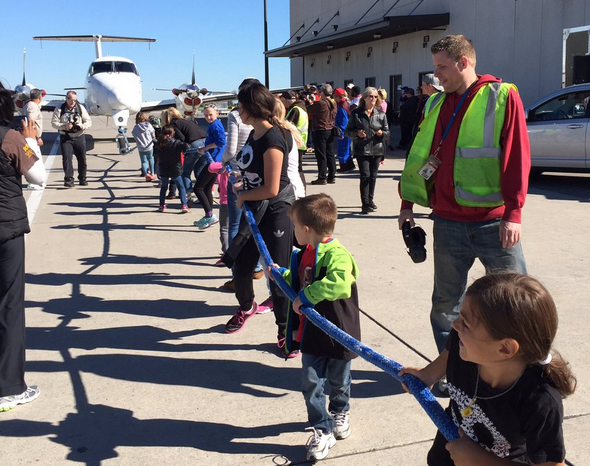 kids-pulling-smaller-plane