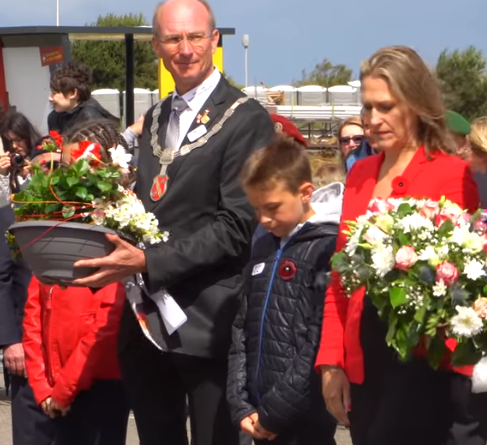 MMW laying a wreath