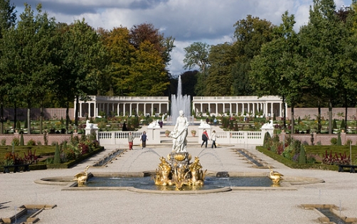 Palace Holland statue