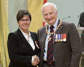 GG2015-0043-039 February 13, 2015 Ottawa, Ontario, Canada Kimberly Pate, C.M. His Excellency the Right Honourable David Johnston, Governor General of Canada, presided over an Order of Canada investiture ceremony at Rideau Hall, on February 13, 2015. The Governor General, who is chancellor and Principal Companion of the Order, bestowed the honour on 2 Companions, 8 Officers and 36 Members. His Excellency presents the MEMBER OF THE ORDER OF CANADA insignia to Kimberly Pate, C.M. The Order of Canada was created in 1967, during Canada’s centennial year, to recognize a lifetime of outstanding achievement, dedication to the community and service to the nation. Since its creation, more than 6 000 people from all sectors of society have been invested into the Order. Credit: MCpl Vincent Carbonneau, Rideau Hall, OSGG