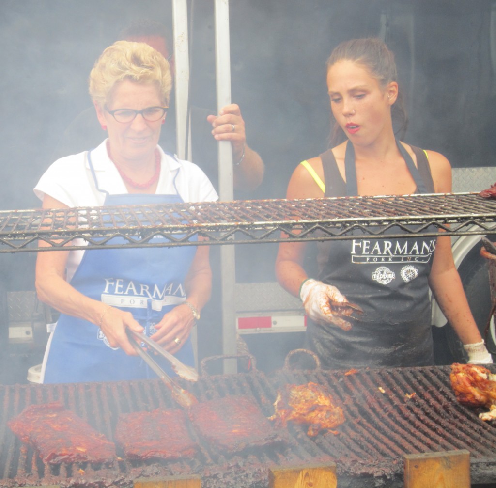 Ribfest-Prsemier-with-ribs-and-helper1-1024x1007