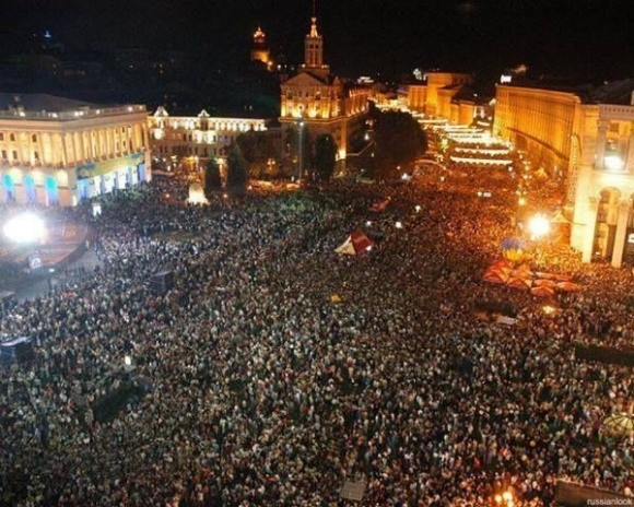 Ukraine crowd in square