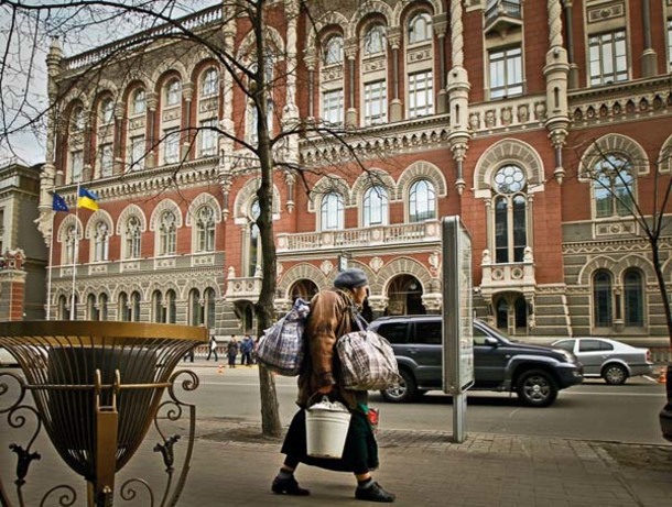Члены Ассоциации защиты прав вкладчиков провели пикетирование Национального банка Украины с требованием возвращения депозитов. По словам собравшихся, они приурочили пикет ко дню рождения Главы Национального банка Сергея Арбузова. Экспертно-аналитический совет по вопросам участия государства в капитализации банков при Кабинете Министров решил начать выплаты вкладчикам Родовид Банка через Государственный Ощадный банк в апреле. Об этом говорится в сообщении Национального банка со ссылкой на заместителя главы НБУ Игоря Соркина. 17 марта состоялось заседание экспертно-аналитического совета по вопросам участия государства в капитализации банков, на котором было принято решение об осуществлении выплат средств вкладчикам Родовид Банка через один из государственных банков - Ощадбанк. НБУ обратился к банкам с требованием оказать Ощадбанку соответствующую поддержку во время выплаты средств вкладчикам Родовид Банка через их банкоматы и сеть. Кроме того, было принято решение, что выплаты средств начнутся в апреле текущего года после согласования Нацбанком и правительством