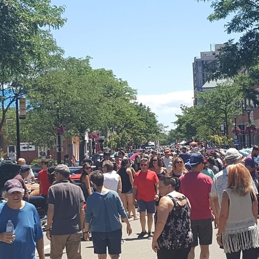 car show crowd